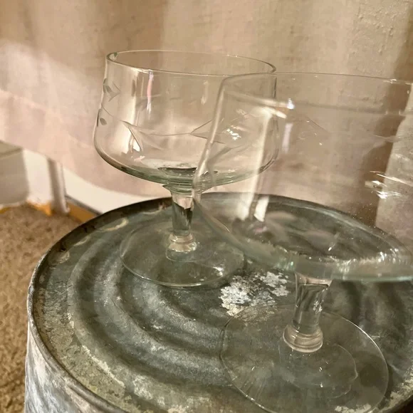 🦄🦄Set of 2 vintage shrimp cocktail glasses with a beautiful etched design. - Picture 2 of 6